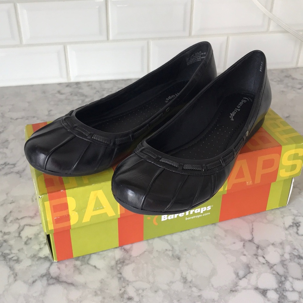 BLACK LEATHER FLATS from BARE TRAPS NEW  Sz 81/2